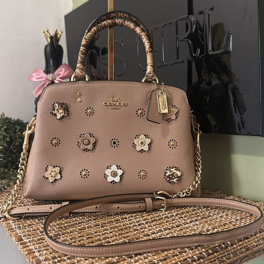 Coach mini Lillie carry all w/daisy appliqué